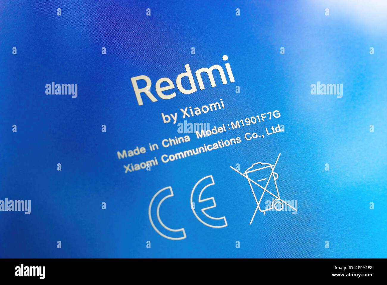 MINSK, BIELORUSSIA - 24 NOVEMBRE 2022: Logo Redmi bianco di Xiaomi su smartphone blu primo piano. Foto Stock