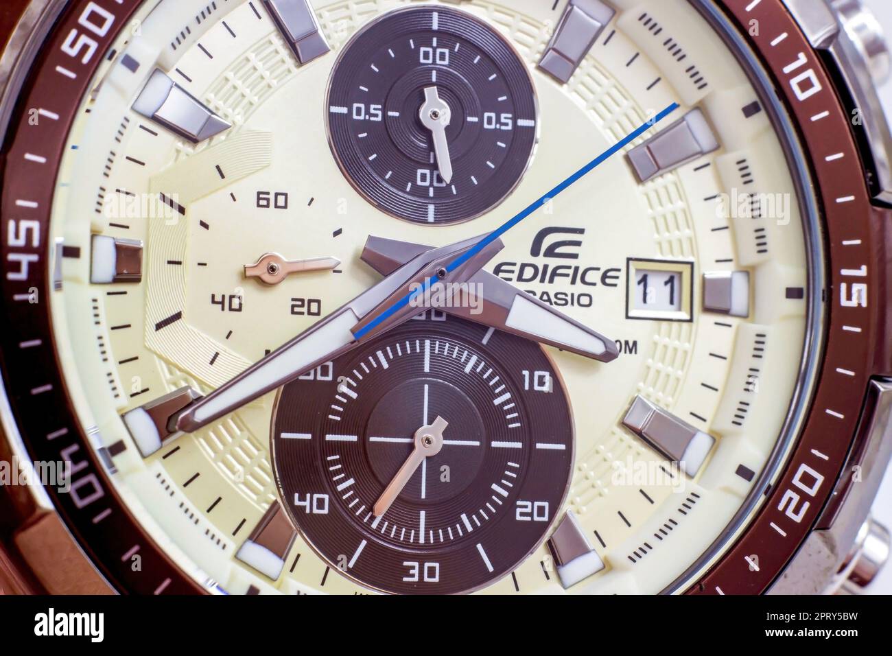 MINSK, BIELORUSSIA - 13 DICEMBRE 2022: Moderno elegante marrone uomini Casio edificio orologio a mano primo piano. Foto Stock