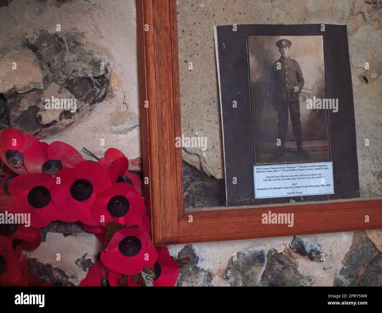 In una chiesa rurale del Suffolk è appesa una foto di un giovane soldato della prima guerra mondiale Foto Stock