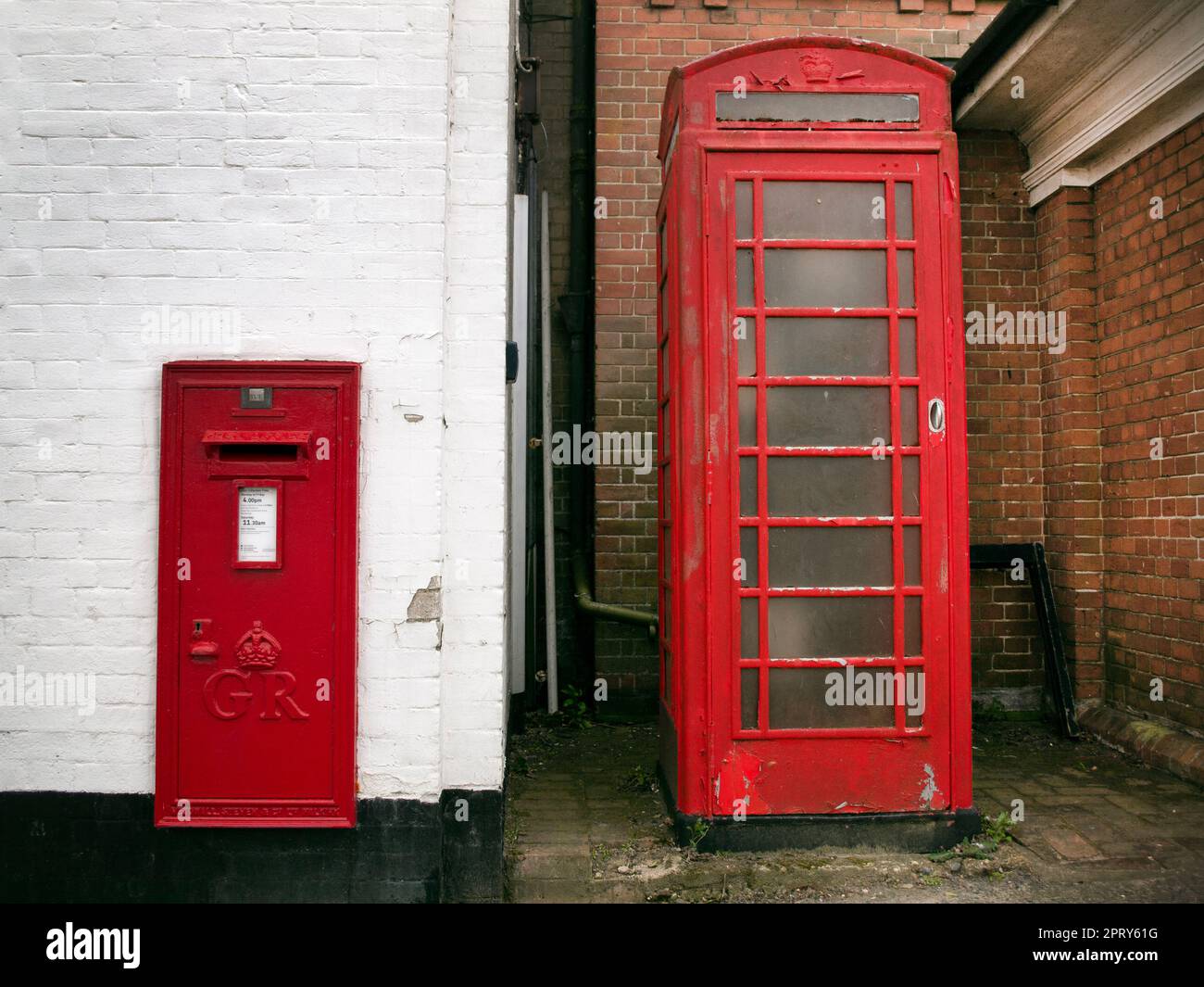 Una cassetta postale e una cabina telefonica nel Suffolk Foto Stock