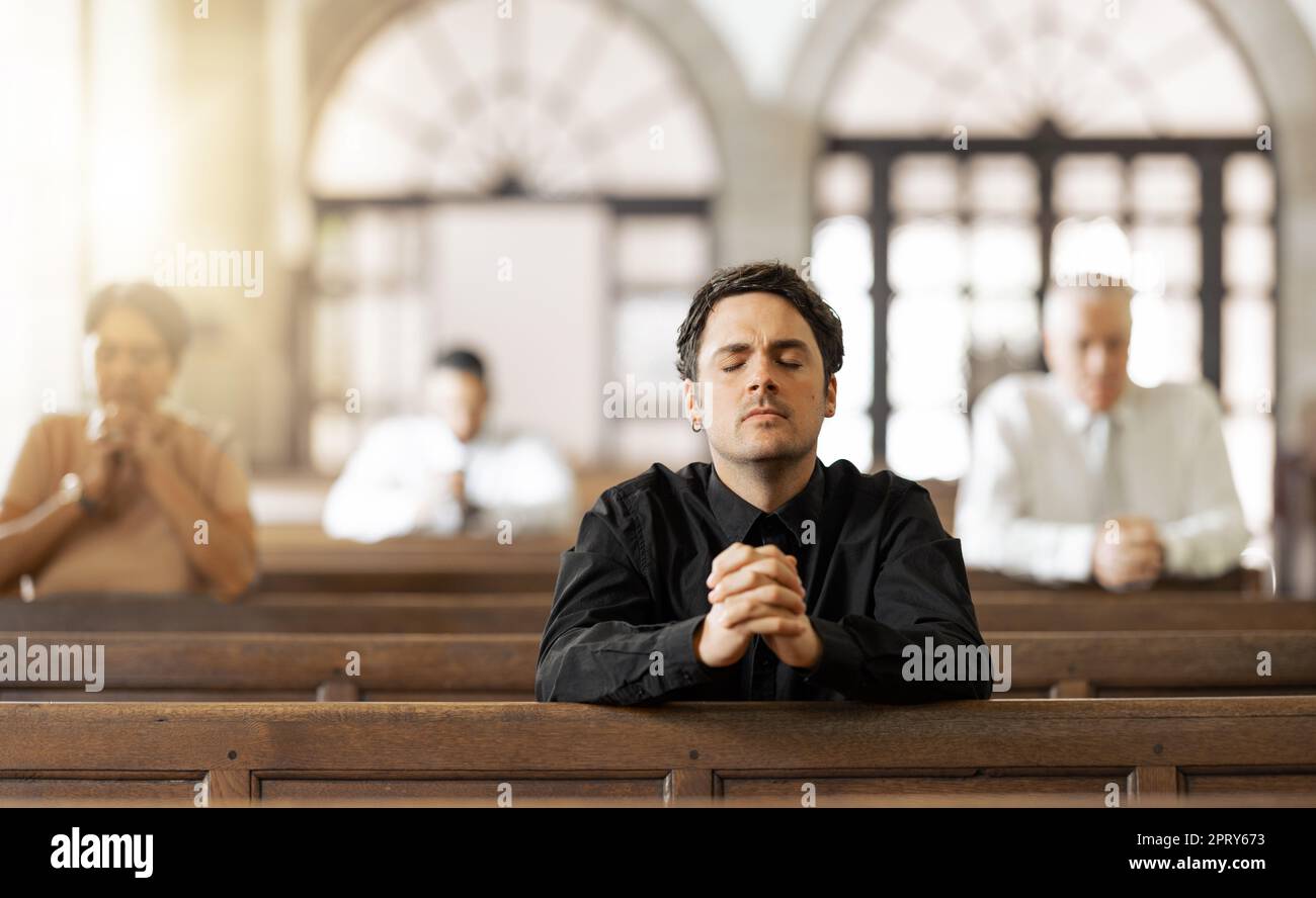 Preghiera, religiosi e giovani in chiesa con congregazione, fedeli e mani insieme. Religione, maschio e adorazione nel tabernacolo per guida, spiri Foto Stock