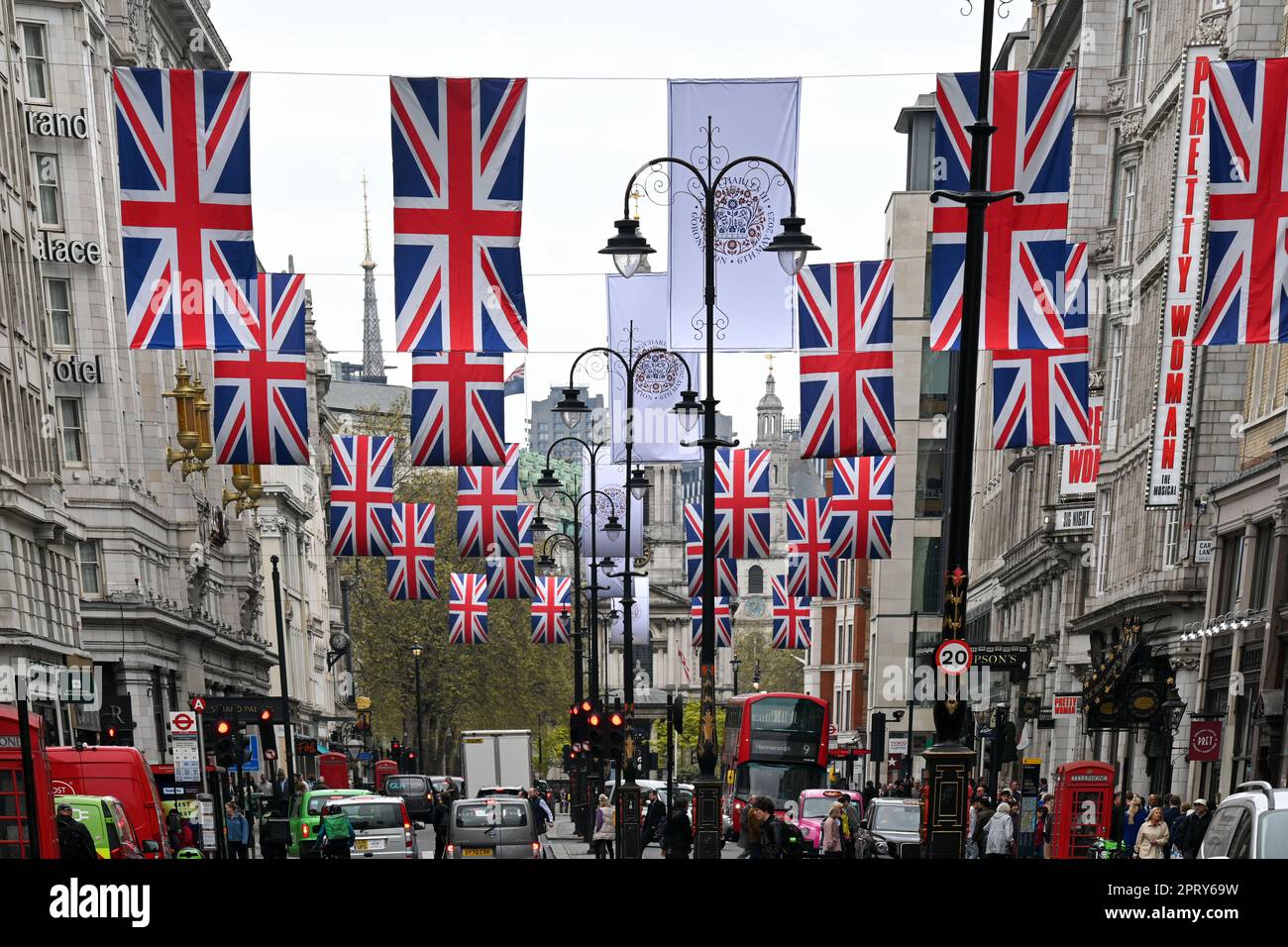 Londra, Regno Unito. 27th Apr, 2023. Union Jacks decorano allo Strand, preparandosi all'incoronazione di Re Carlo III, che si è tenuta il 6 maggio a Londra. Credit: Vedi li/Picture Capital/Alamy Live News Foto Stock
