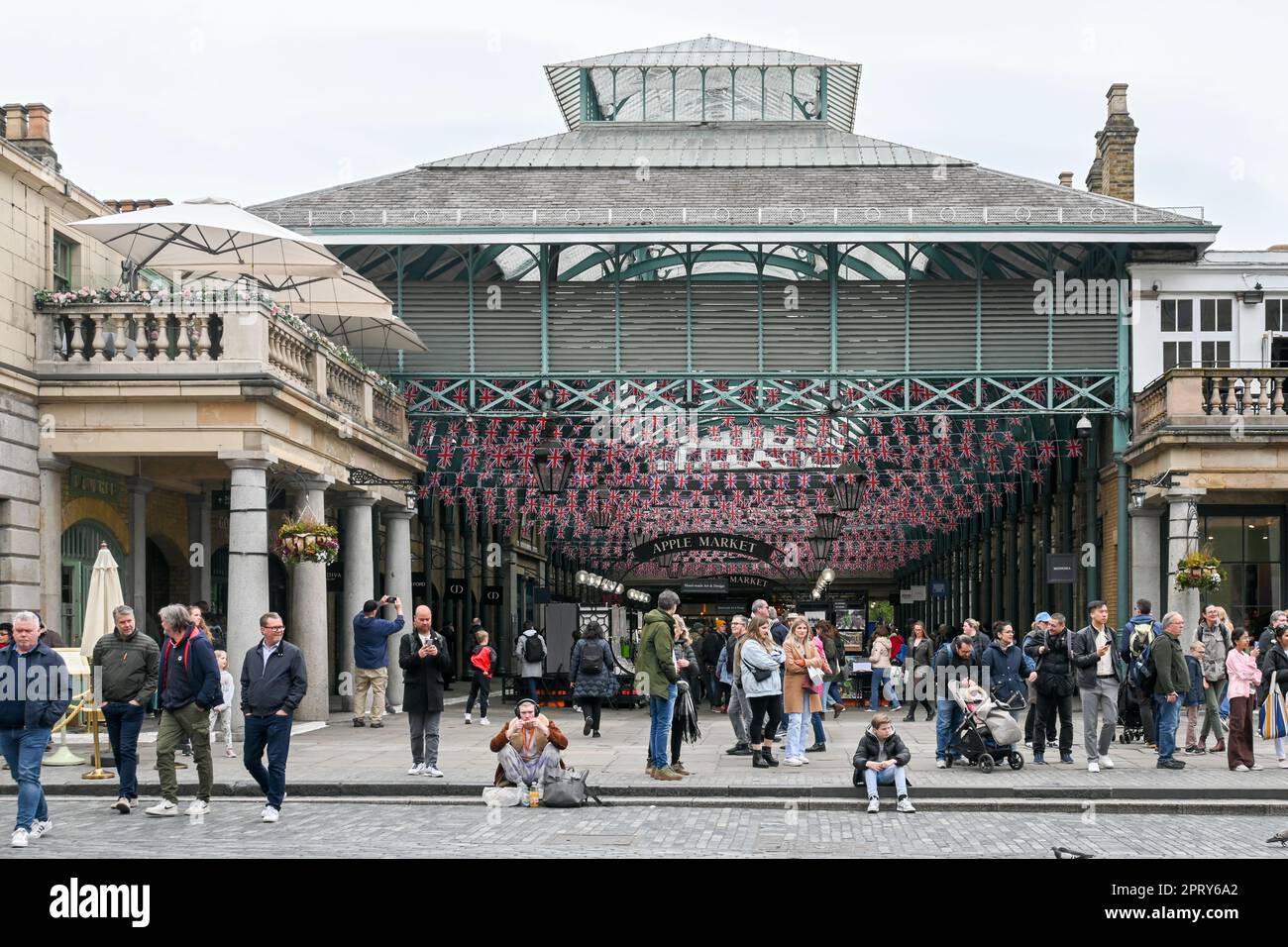 Londra, Regno Unito. 27th Apr, 2023. Union Jacks decorano al mercato di Covent Garden, preparando l'incoronazione di Re Carlo III, che si è tenuta il 6 maggio a Londra. Credit: Vedi li/Picture Capital/Alamy Live News Foto Stock