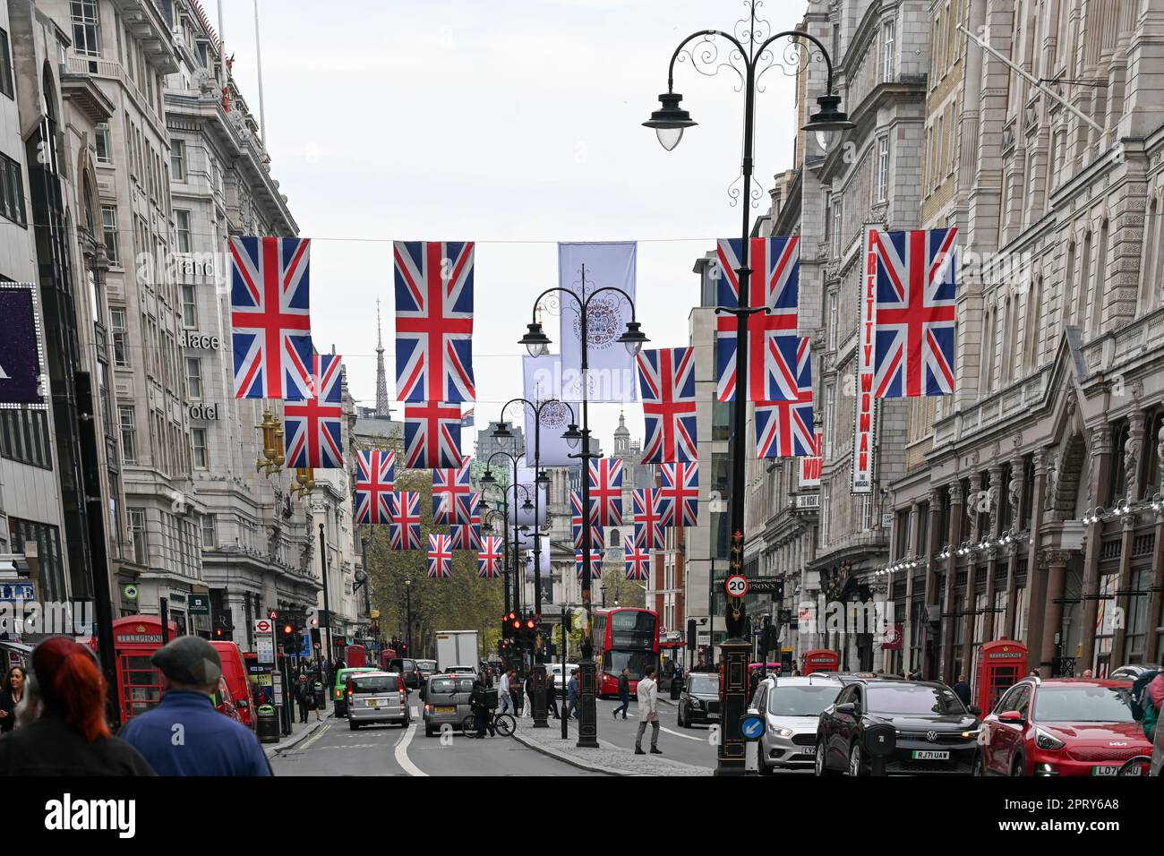 Londra, Regno Unito. 27th Apr, 2023. Union Jacks decorano allo Strand, preparandosi all'incoronazione di Re Carlo III, che si è tenuta il 6 maggio a Londra. Credit: Vedi li/Picture Capital/Alamy Live News Foto Stock