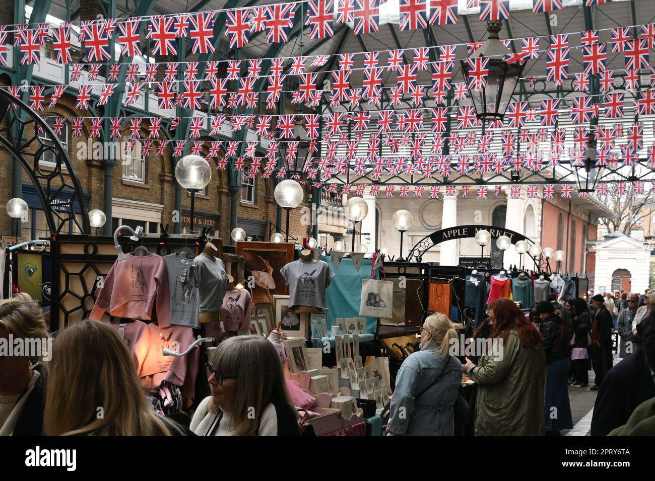 Londra, Regno Unito. 27th Apr, 2023. Union Jacks decorano al mercato di Covent Garden, preparando l'incoronazione di Re Carlo III, che si è tenuta il 6 maggio a Londra. Credit: Vedi li/Picture Capital/Alamy Live News Foto Stock