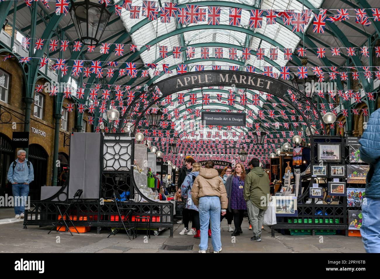 Londra, Regno Unito. 27th Apr, 2023. Union Jacks decorano al mercato di Covent Garden, preparando l'incoronazione di Re Carlo III, che si è tenuta il 6 maggio a Londra. Credit: Vedi li/Picture Capital/Alamy Live News Foto Stock