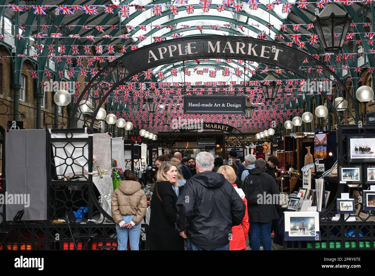 Londra, Regno Unito. 27th Apr, 2023. Union Jacks decorano al mercato di Covent Garden, preparando l'incoronazione di Re Carlo III, che si è tenuta il 6 maggio a Londra. Credit: Vedi li/Picture Capital/Alamy Live News Foto Stock