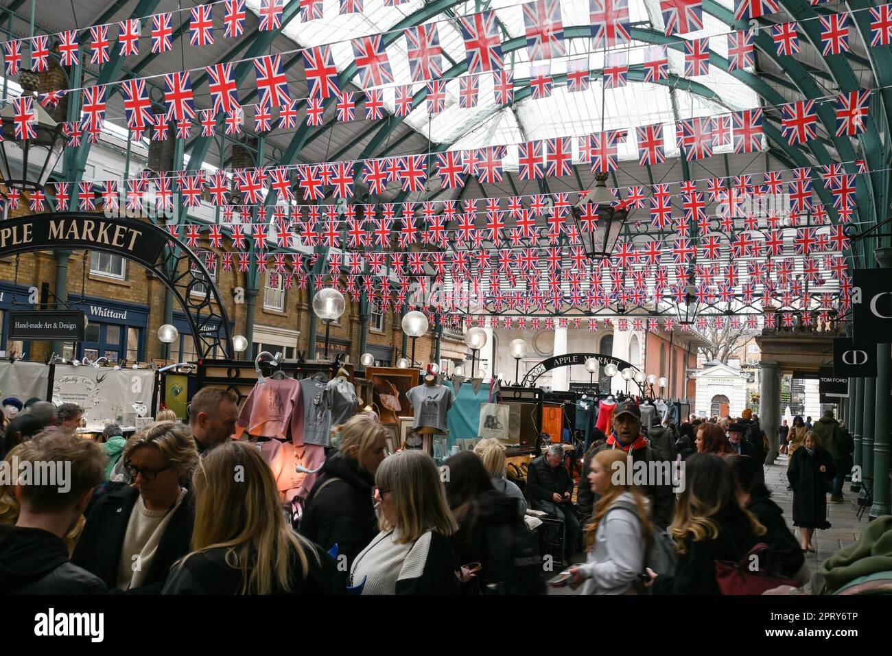 Londra, Regno Unito. 27th Apr, 2023. Union Jacks decorano al mercato di Covent Garden, preparando l'incoronazione di Re Carlo III, che si è tenuta il 6 maggio a Londra. Credit: Vedi li/Picture Capital/Alamy Live News Foto Stock
