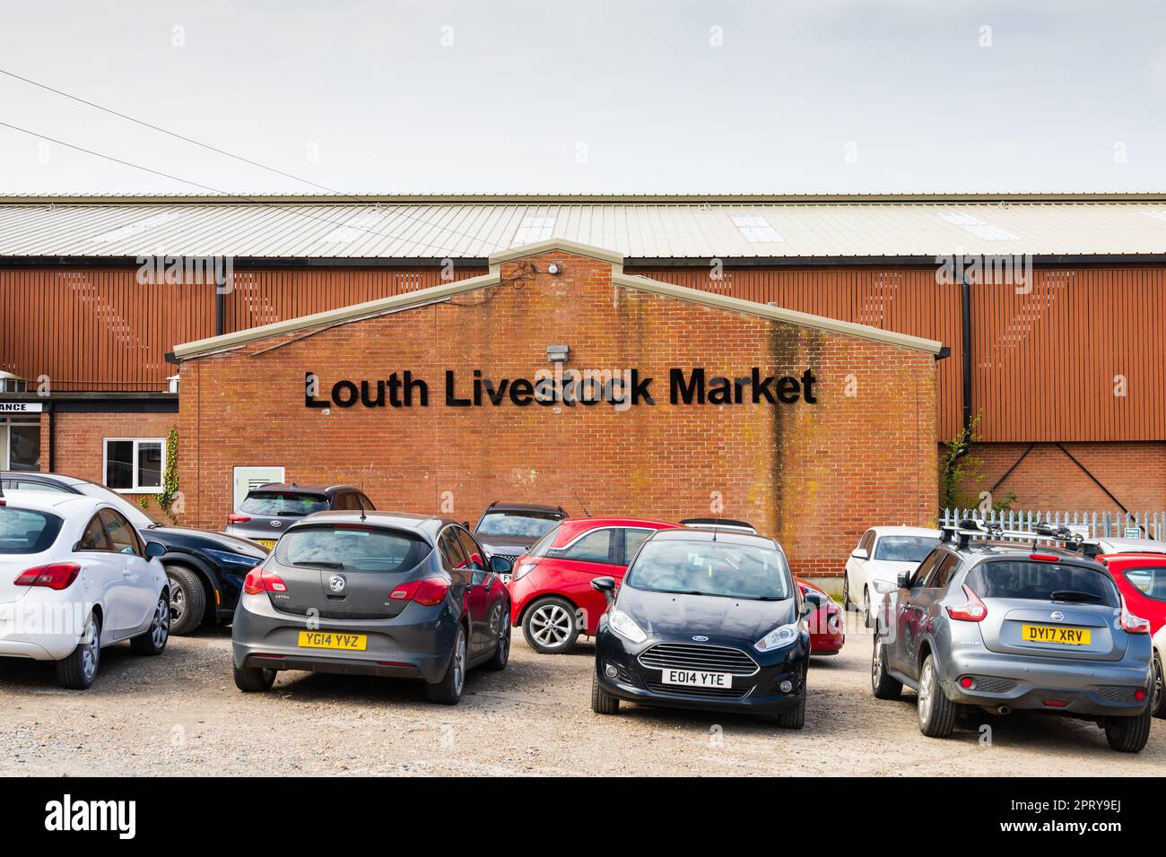Louth Livestock Market edificio con auto parcheggiate. Capitale dei Wolds. Città di Louth, Lincolnshire, Inghilterra. Foto Stock