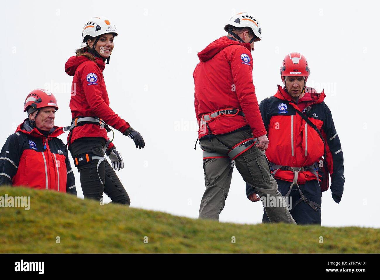 Il Principe e la Principessa del Galles durante una visita alla sede centrale della Central Beacons Mountain Rescue Team a Merthyr Tydfil, in Galles. Data immagine: Giovedì 27 aprile 2023. Foto Stock