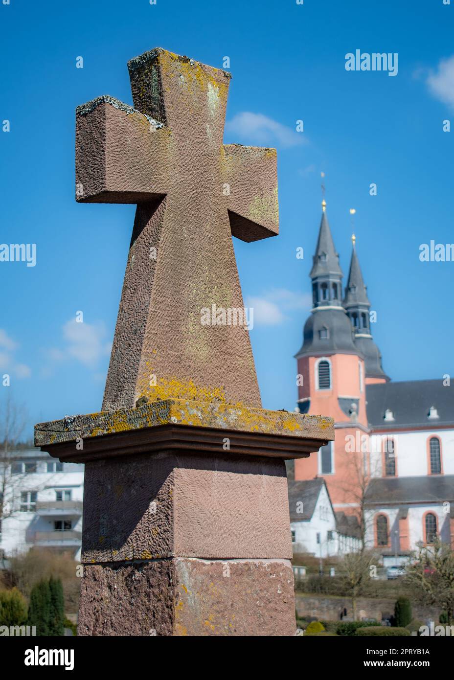 Il Frankenkreuz a Prüm - un punto di riferimento storico che simboleggia la ricca e movimentata storia della regione Foto Stock