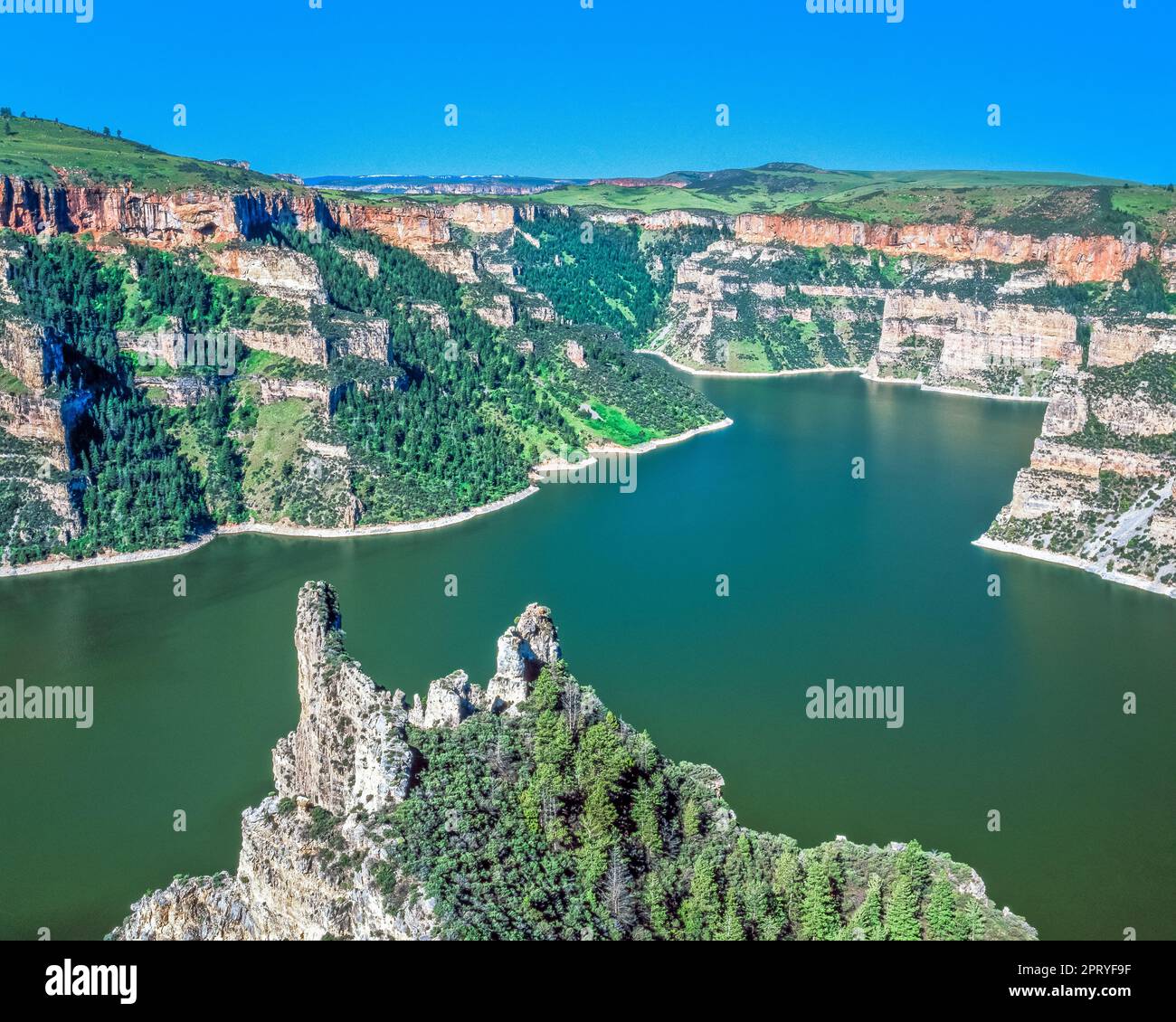 Punto di roccia sopra bighorn del lago alla bocca del Black Canyon vicino a Fort Smith, montana Foto Stock