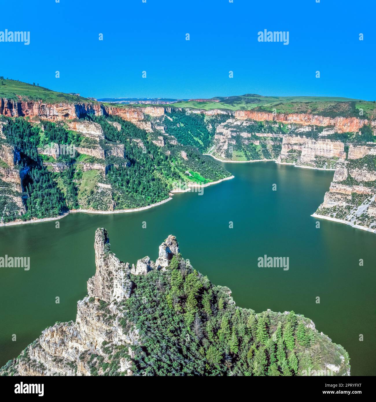 Punto di roccia sopra bighorn del lago alla bocca del Black Canyon vicino a Fort Smith, montana Foto Stock