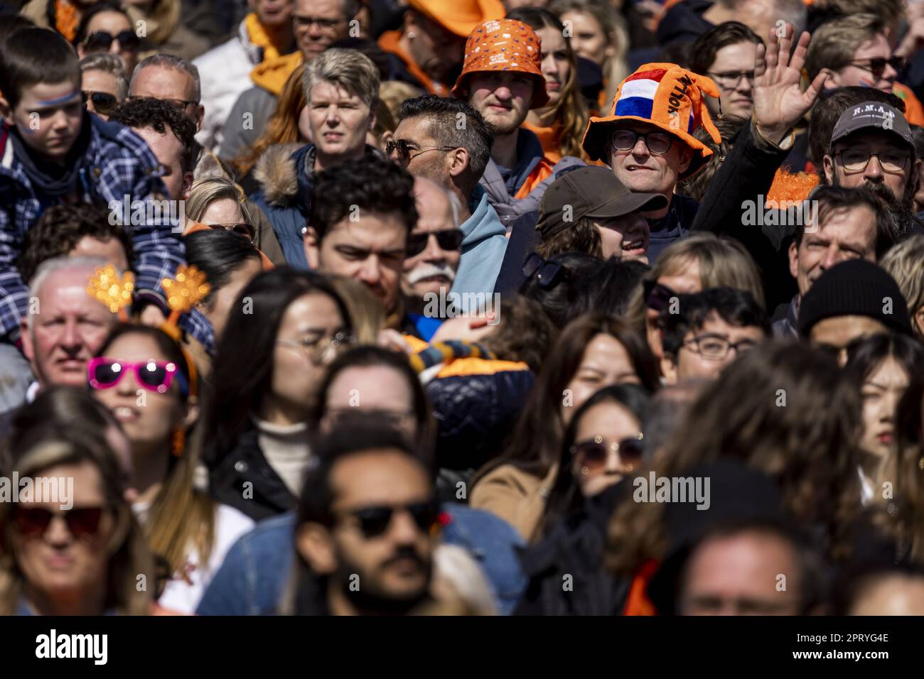 ROTTERDAM - pubblico durante la celebrazione del giorno del Re a Rotterdam. La visita segna il decimo anniversario del regno di Willem-Alexander. ANP SEM VAN DER WAL olanda fuori - belgio fuori Foto Stock