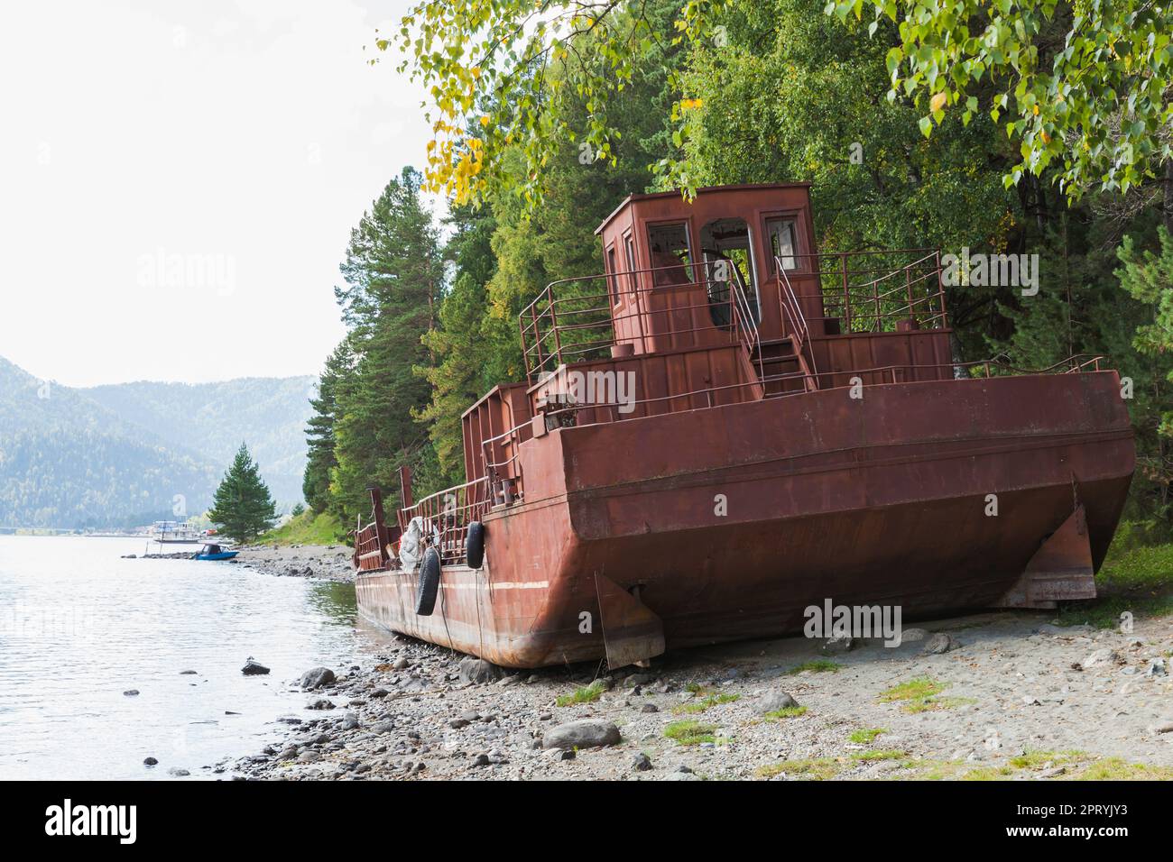 La chiatta rustica abbandonata si trova sulla costa del lago Teletskoye. Repubblica Altai, Russia Foto Stock