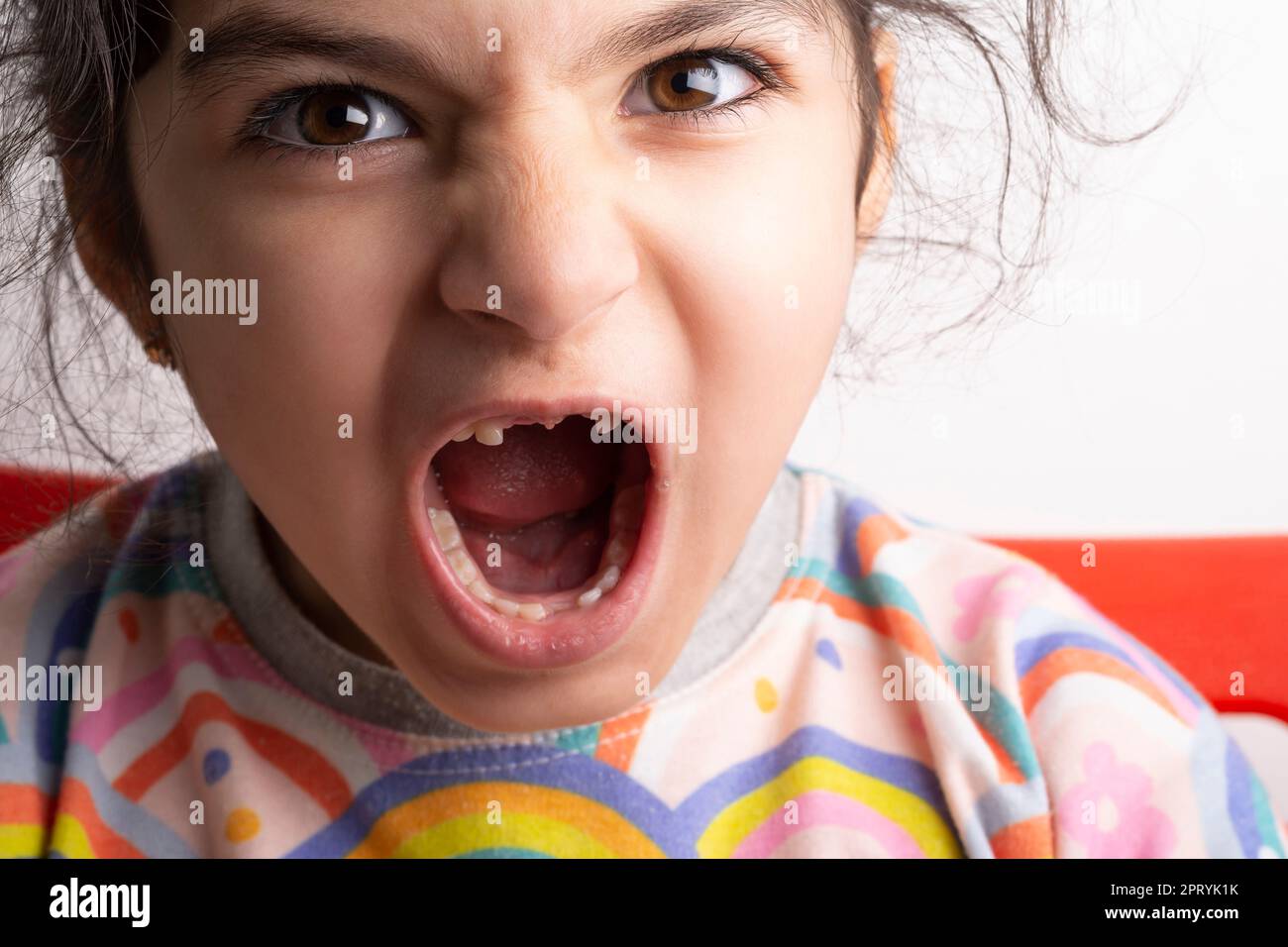 Pieno di rabbia-piccolo ritratto della ragazza con sensibilità irata Foto Stock