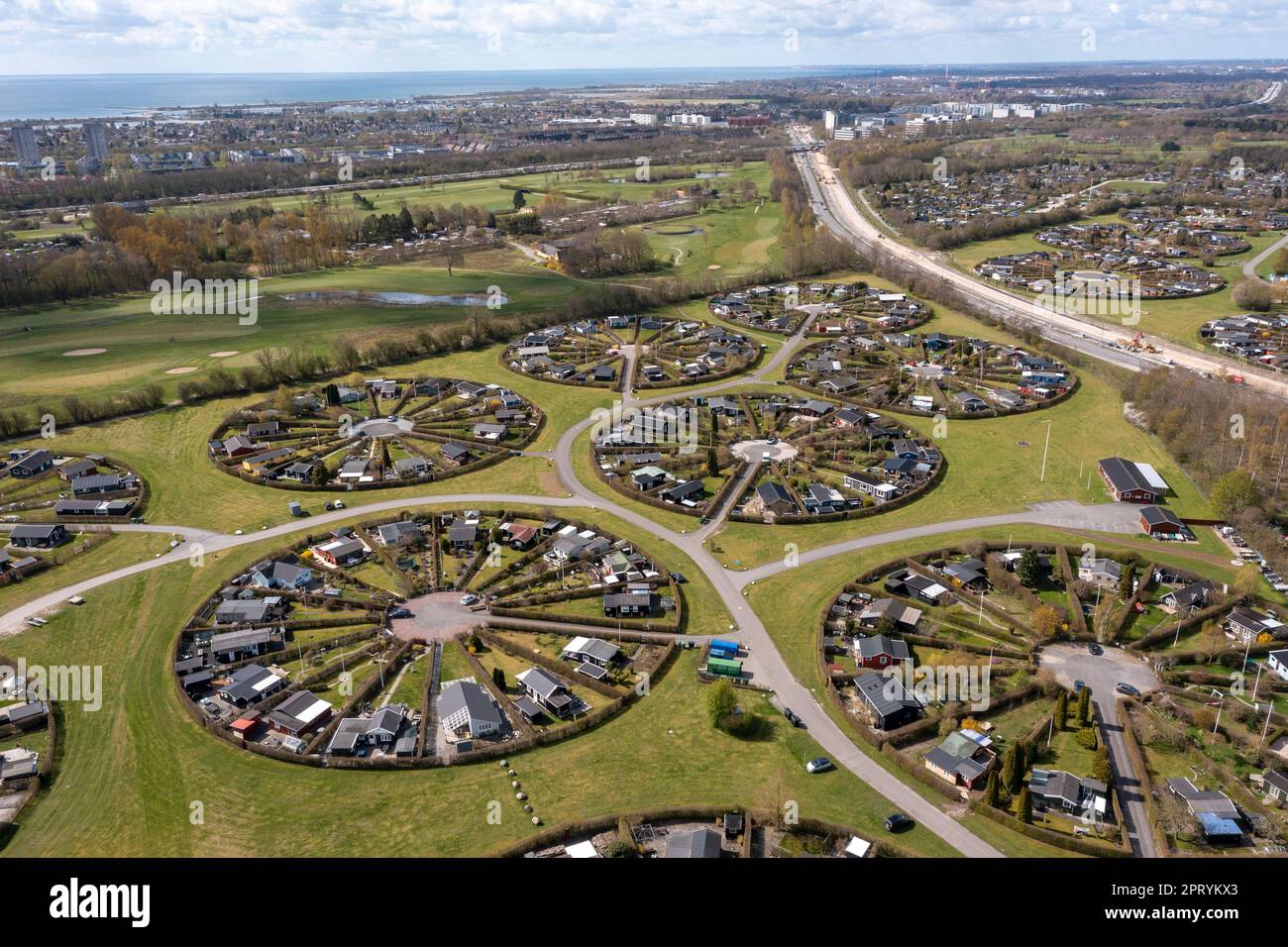 Brondby, Danimarca. 27th Apr, 2023. Dall'aria, la città giardino danese di Brondby Haveby, vicino a Copenaghen, sembra l'ambientazione di un film fantascientissimo. I 24 giardini comunali circolari sono stati disposti negli anni '1960s su progetto dell'architetto paesaggista Mygind. Assomigliano ai vecchi villaggi danesi dove i residenti si sono incontrati al villaggio nel centro per condividere le notizie. (Girato con un drone). Credit: Stephan Schulz/dpa-Zentralbild/dpa/Alamy Live News Foto Stock
