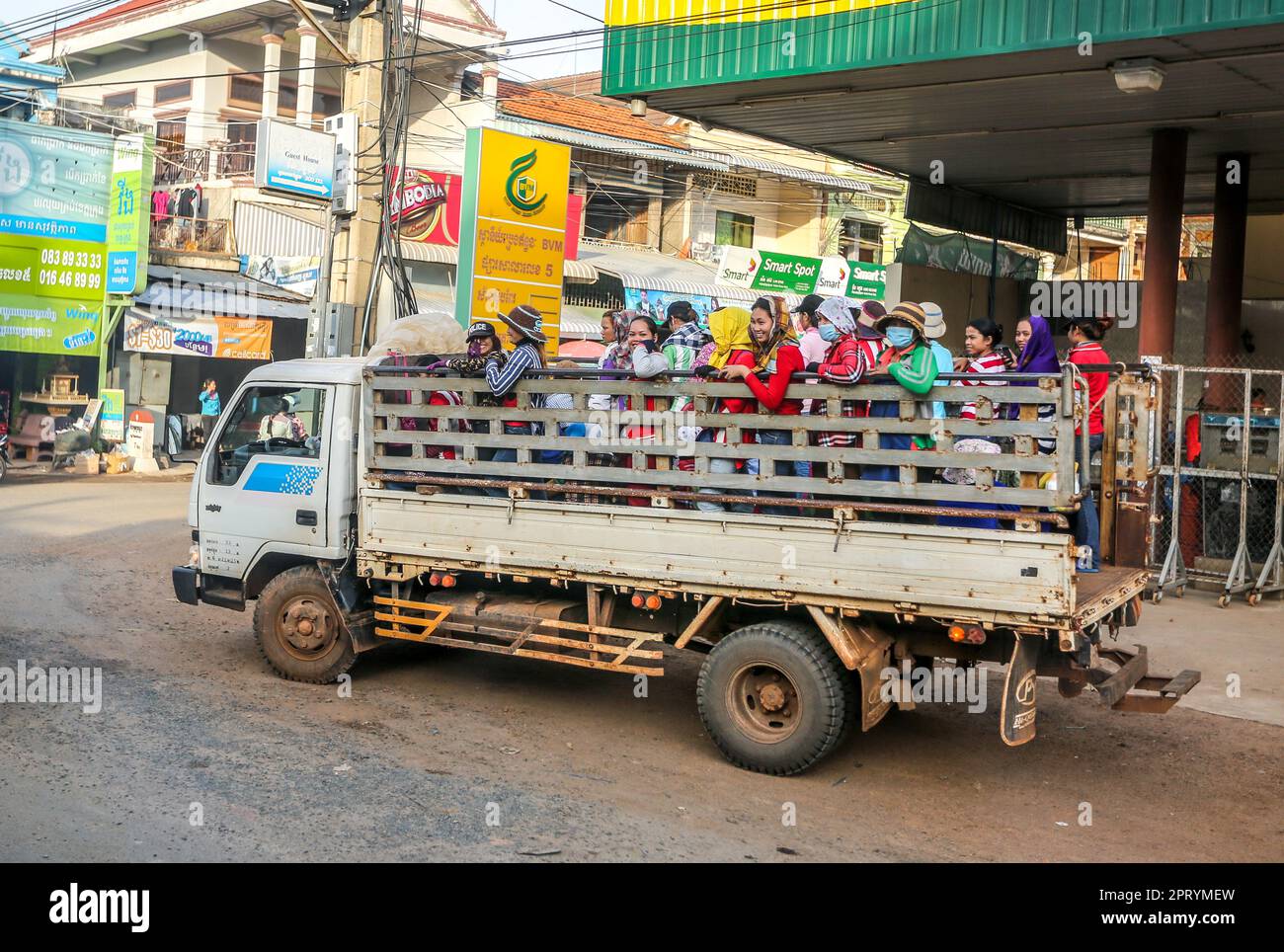 Camion che trasporta lavoratori tessili Khmer tra i loro villaggi e le fabbriche di abbigliamento, i sobborghi di Phnom Penh, i produttori di abbigliamento cambogiani trasportano Foto Stock