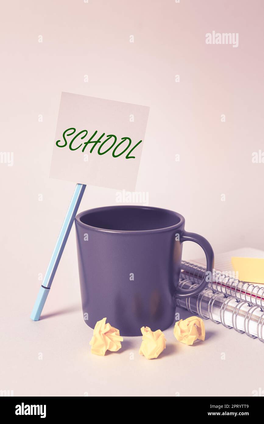 Handwriting text School, Word scritto su progettato per fornire spazi di apprendimento e ambienti di apprendimento Foto Stock