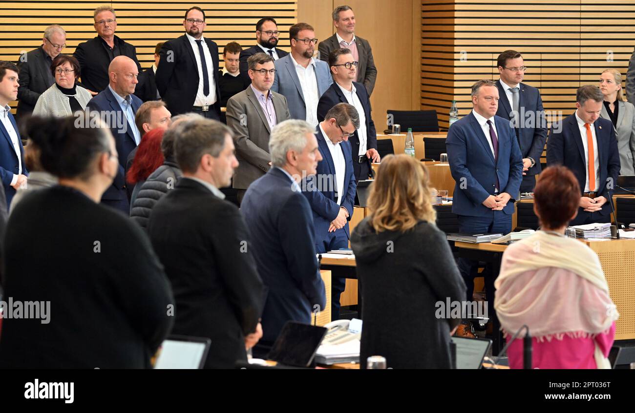 Erfurt, Germania. 27th Apr, 2023. I deputati si allineano per una votazione durante la sessione del parlamento dello Stato della Turingia. La fazione CDU della Turingia e il gruppo FDP hanno chiesto una commissione d'inchiesta sulle pratiche di assunzione del governo di stato rosso-verde. Ciò è stato annunciato dai rappresentanti dei due partiti di opposizione nel parlamento dello Stato della Turingia. Credit: Martin Schutt/dpa/Alamy Live News Foto Stock