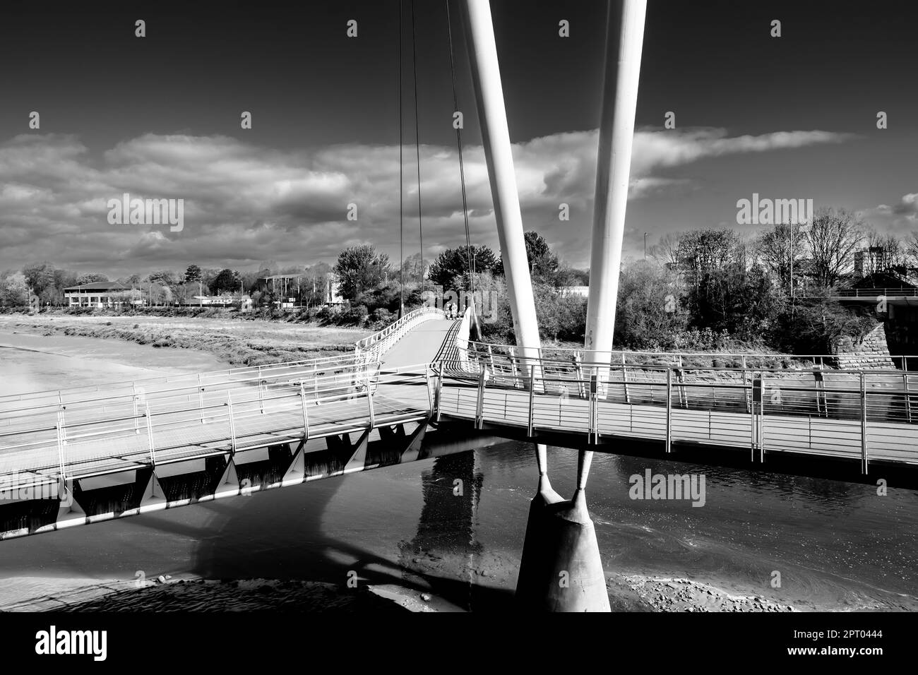 25.04.2023 Lancaster, Lancashire, UK. Questo percorso ciclabile senza traffico è un ottimo modo per esplorare il fiume Lune per 9 miglia (15km km) Foto Stock