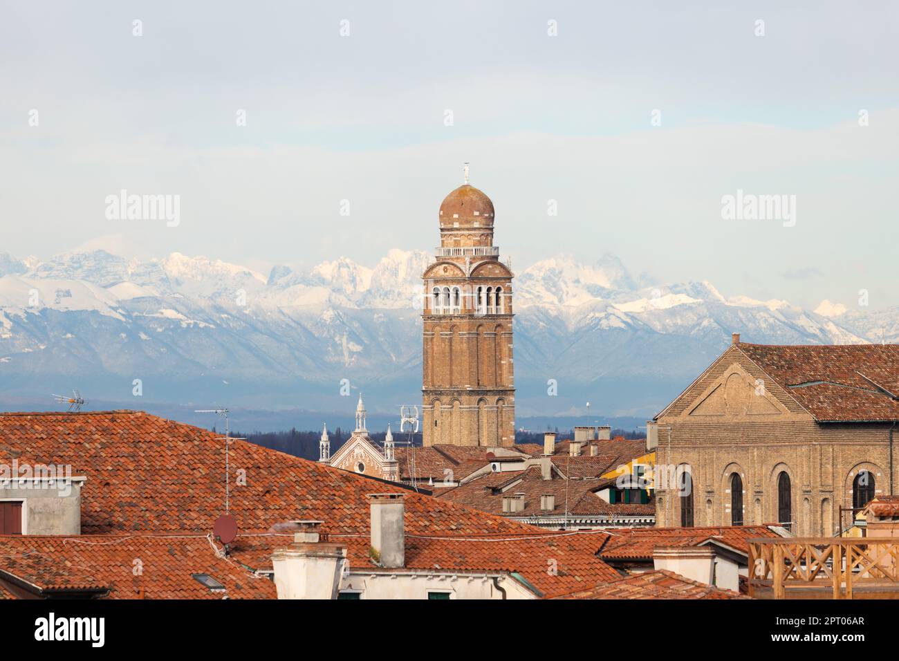 Neve nella montagna vista da Venezia, Panorama Venezia Foto Stock