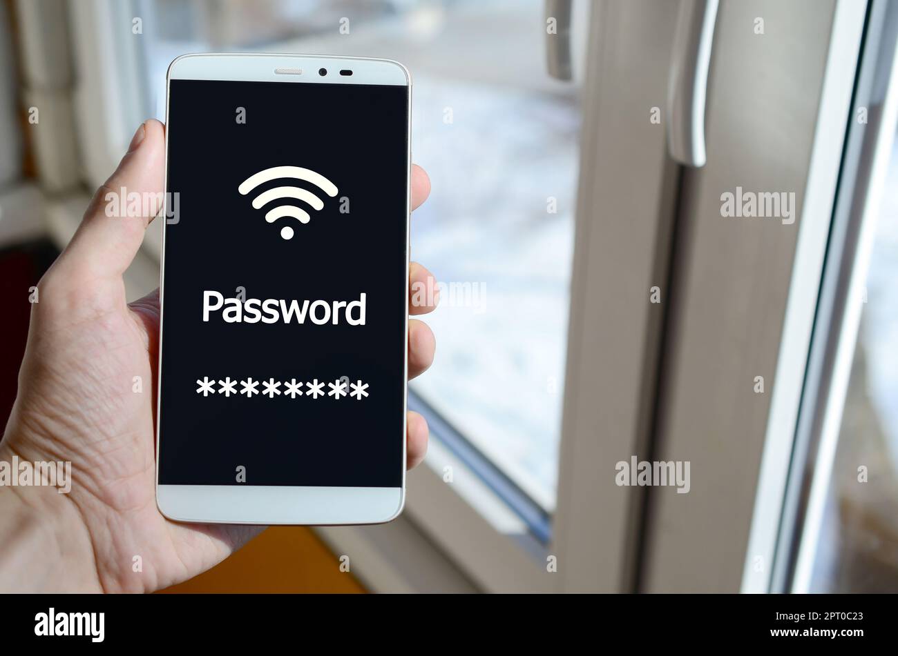 Una persona vede un'iscrizione bianca sul display nero dello smartphone che tiene in mano. Password Foto Stock