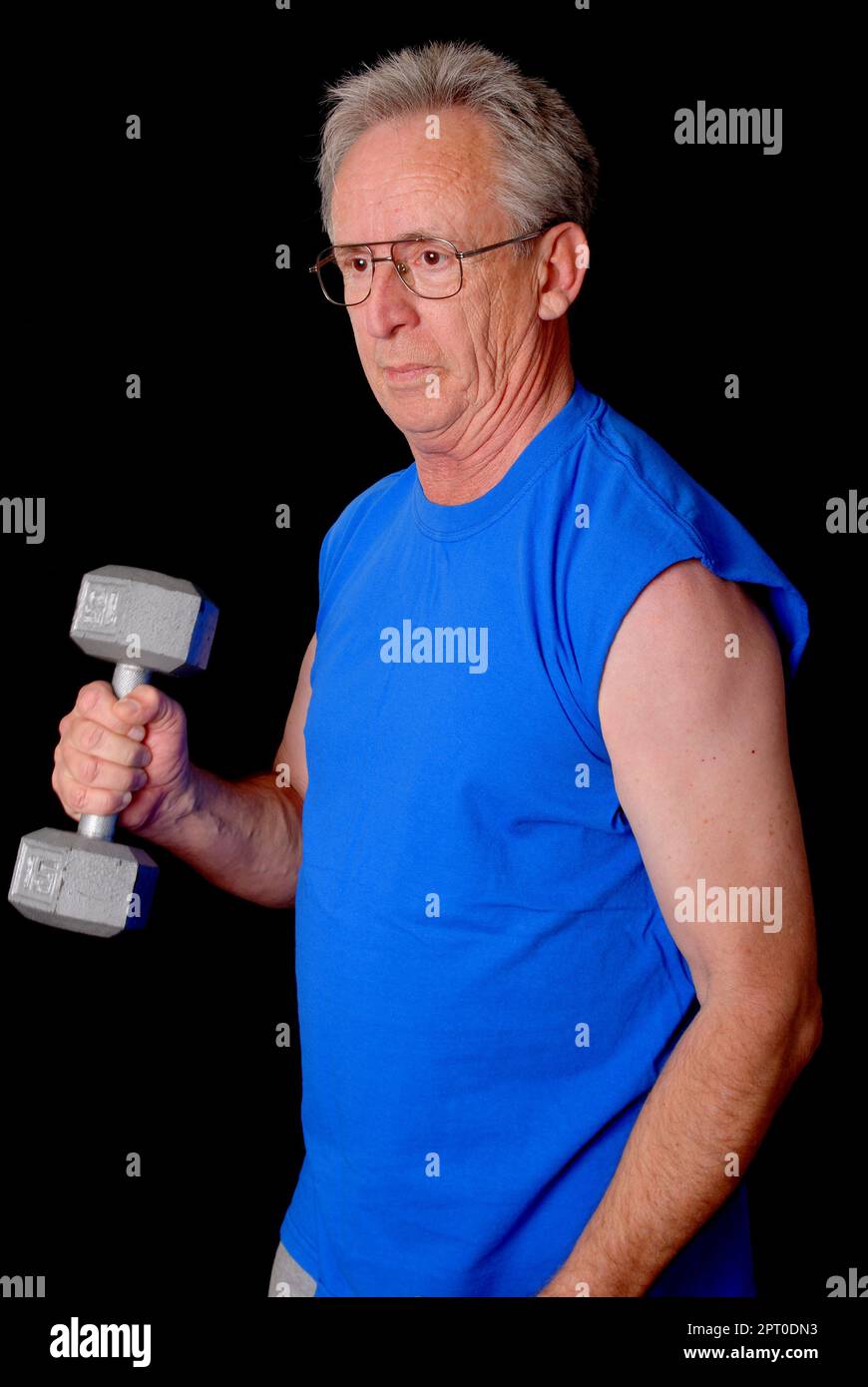 Senior Citizen fitness training mediante il sollevamento di pesi Foto Stock