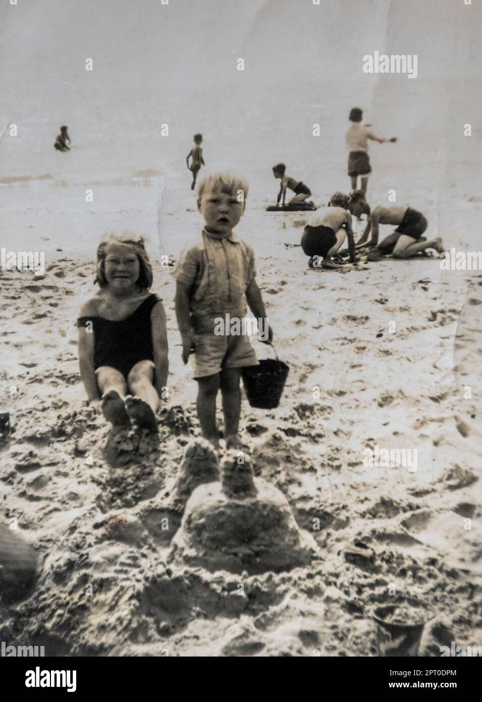 Bambini raffigurati in una vacanza in famiglia al mare, foto in bianco e nero di archivio dalla fine degli anni '1940s Foto Stock