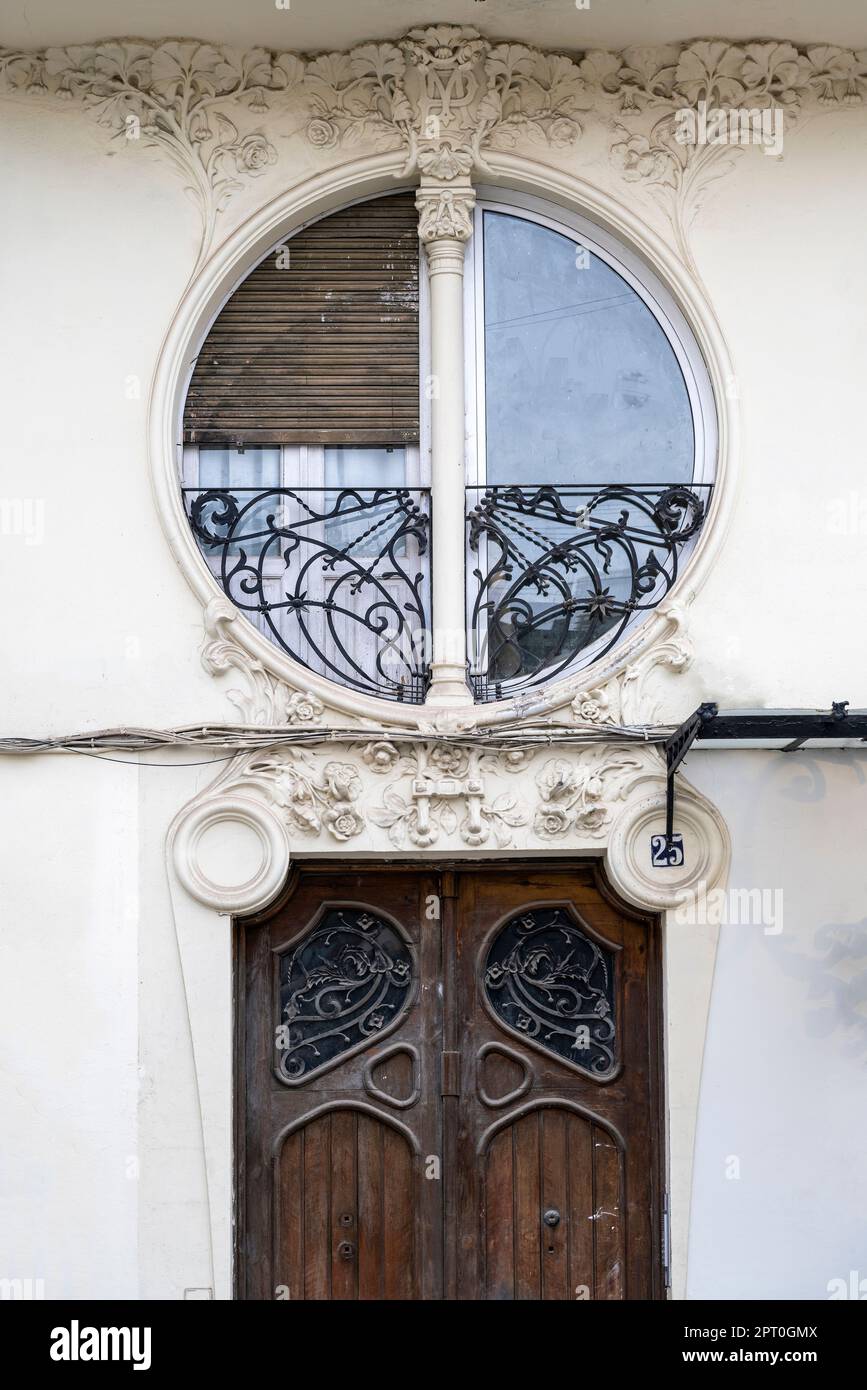 Finestra rotonda in un edificio art nouveau, Valencia, Spagna Foto Stock