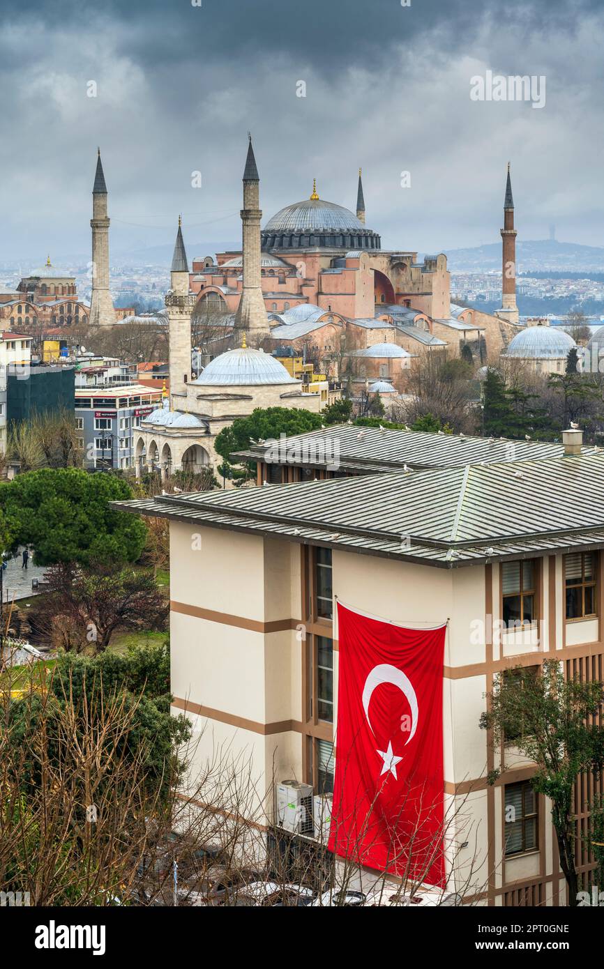 Bandiera turca su un edificio con la Grande Moschea di Hagia Sophia (Ayasofya) sullo sfondo, Istanbul, Turchia Foto Stock