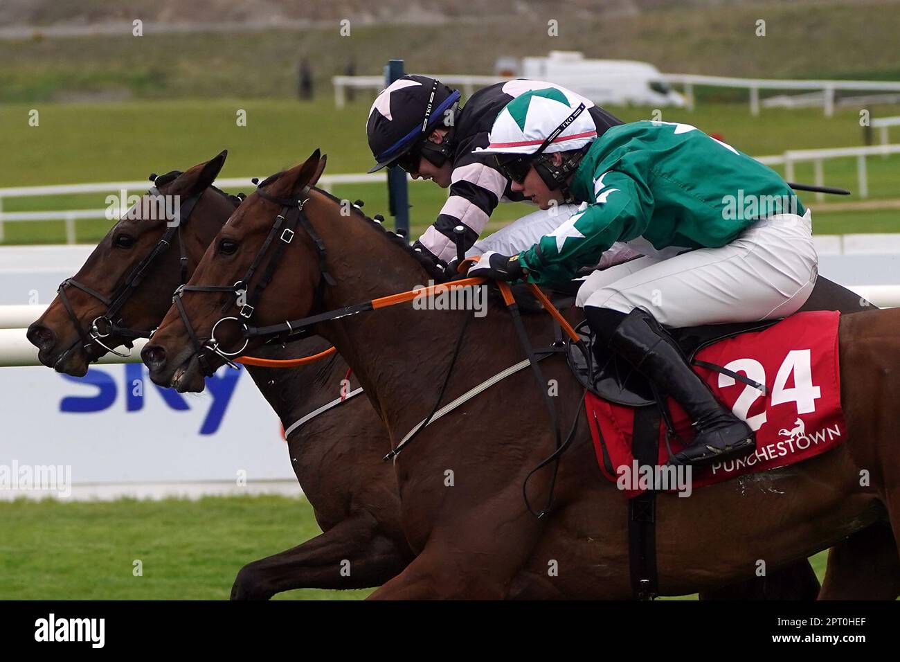 Broomfield Bijou guidato dal jockey Luke Dempsey (farside) sulla strada per vincere l'ostacolo handicap Gruppo Specialista durante il terzo giorno del Punchestown Festival all'ippodromo di Punchestown nella contea di Kildare, Irlanda. Data immagine: Giovedì 27 aprile 2023. Foto Stock