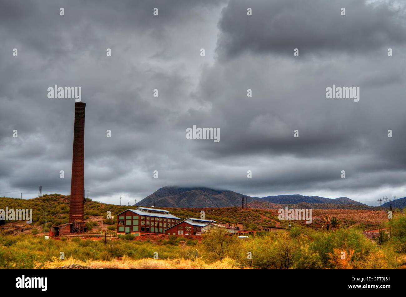 Tempesta che si forma su una miniera deserta Foto Stock