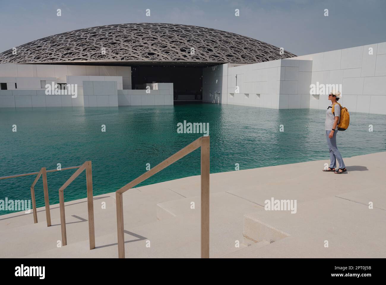 Abu Dhabi, Emirati Arabi Uniti - 21 marzo 2023 : viaggiatore femminile vicino al museo del Louvre ad Abu Dhabi, Emirati Arabi Uniti. Il Louvre è un nuovo museo negli Emirati Arabi Uniti aperto il 8th 2017 novembre Foto Stock