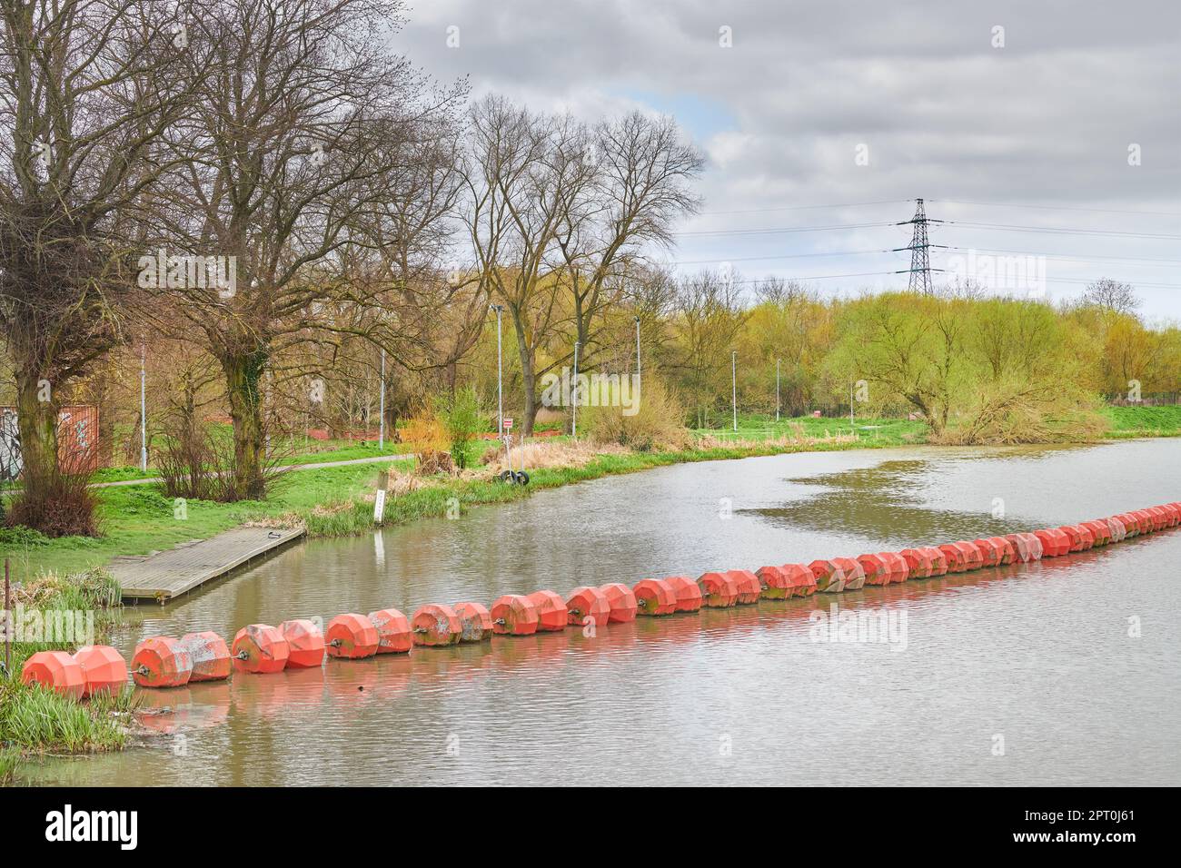 Sbarramento galleggiante per impedire a chiunque o a qualsiasi veicolo d'acqua di superare lo sbarramento sul fiume Nene a Northampton, Inghilterra. Foto Stock
