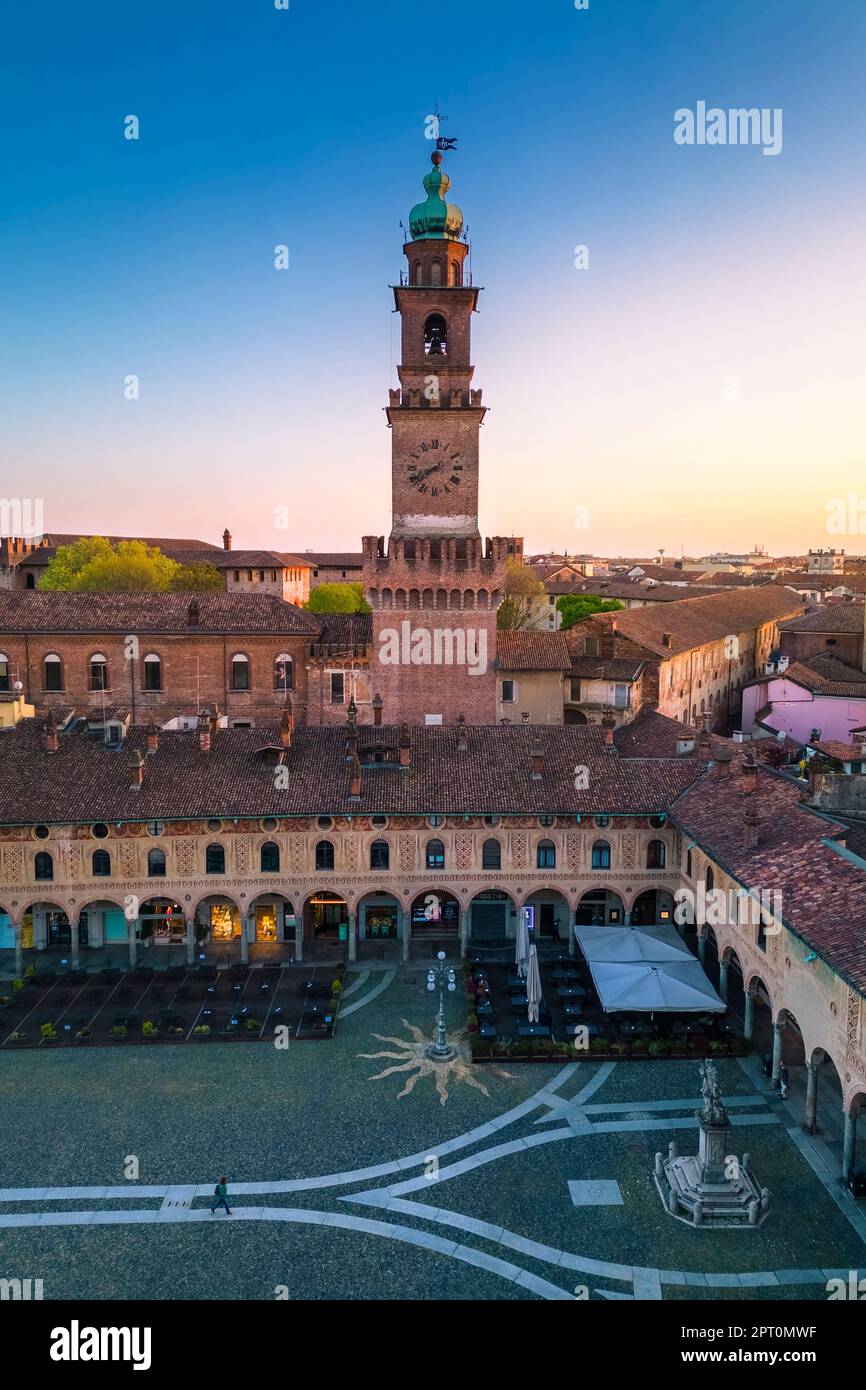 Veduta aerea della torre del Bramante al tramonto. Vigevano, Lomellina, Provincia di Pavia, Lombardia, Italia. Foto Stock