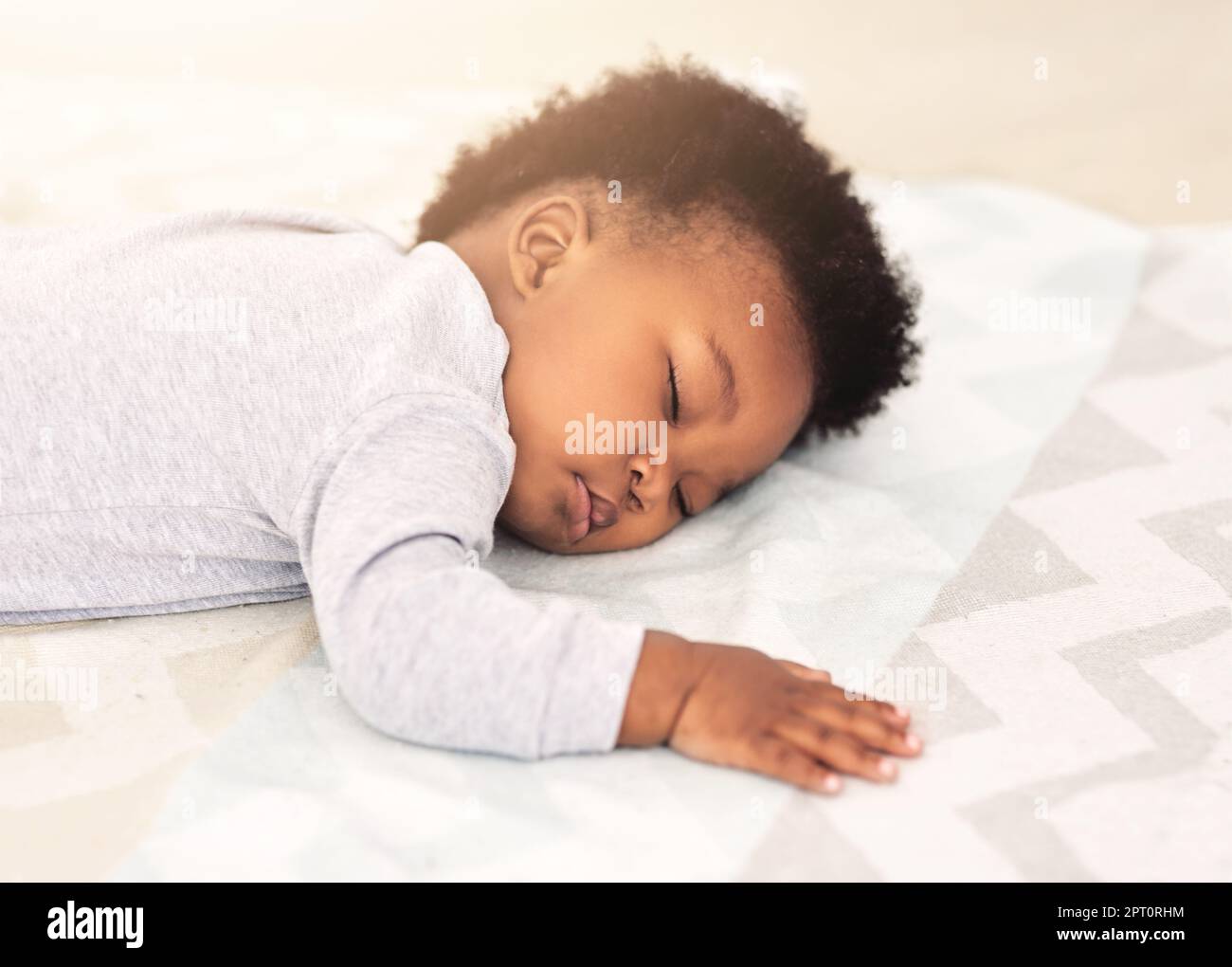 Sognare sogni coccolati. un bambino che dorme su un letto Foto stock Alamy