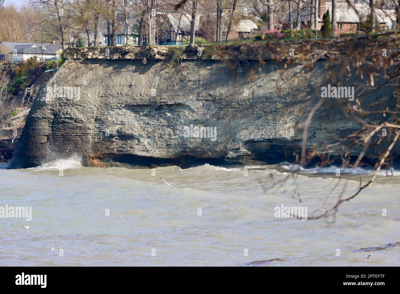 Costa che erode le onde del lago Erie che colpiscono la riva a Lakewood Park, a ovest della città di Cleveland, Ohio Foto Stock