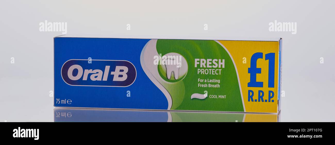 Dentifricio orale su sfondo bianco, immagine prodotto Studio, Mansfield, Nottingham, Regno Unito. Foto Stock