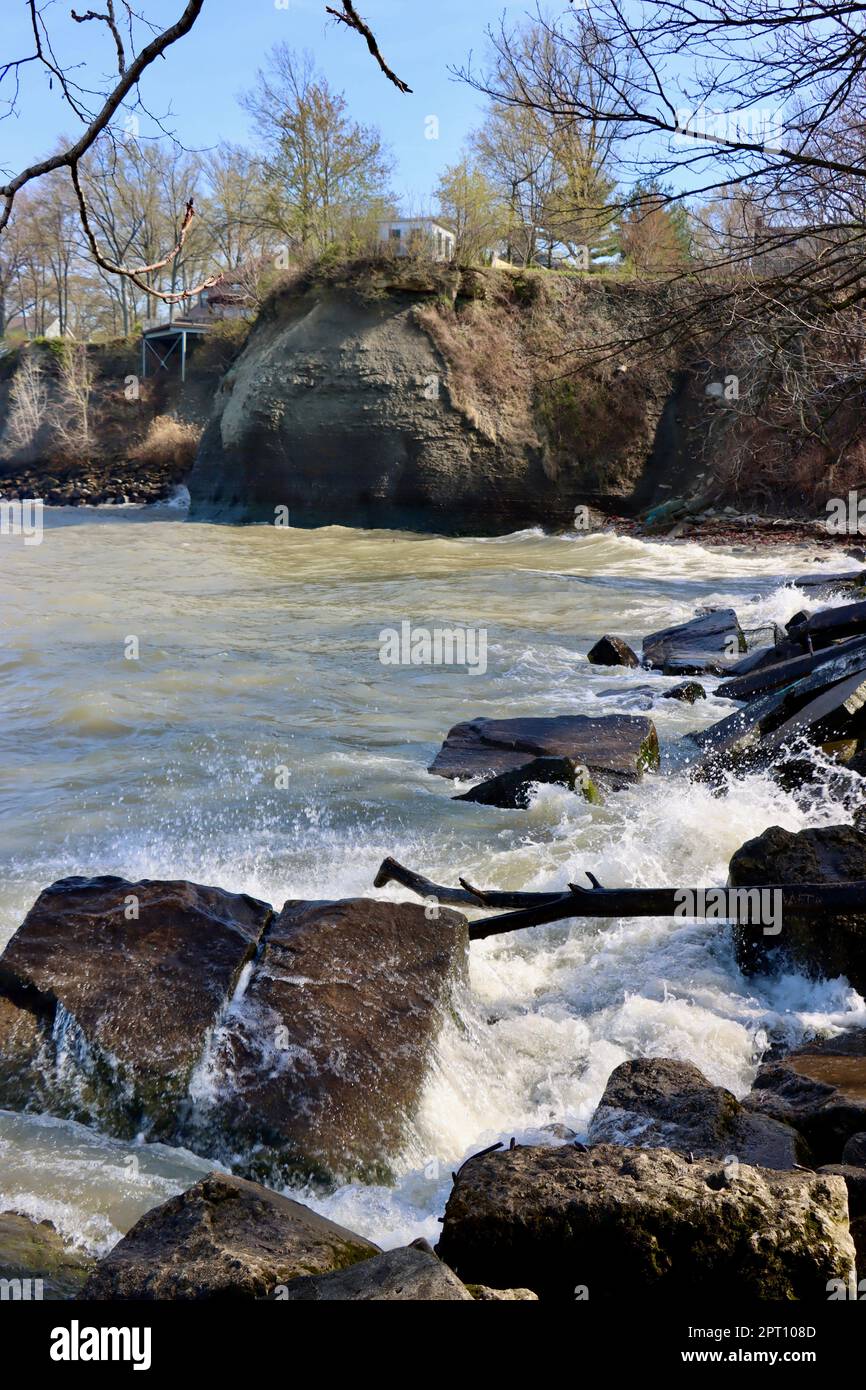 Costa che erode le onde del lago Erie che colpiscono la riva a Lakewood Park, a ovest della città di Cleveland, Ohio Foto Stock