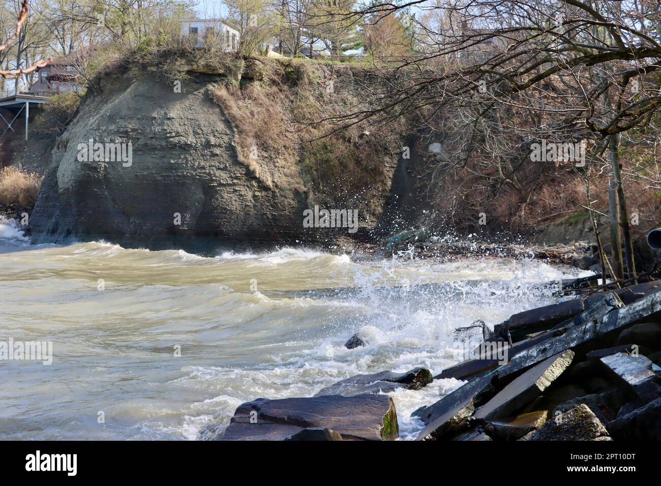 Costa che erode le onde del lago Erie che colpiscono la riva a Lakewood Park, a ovest della città di Cleveland, Ohio Foto Stock