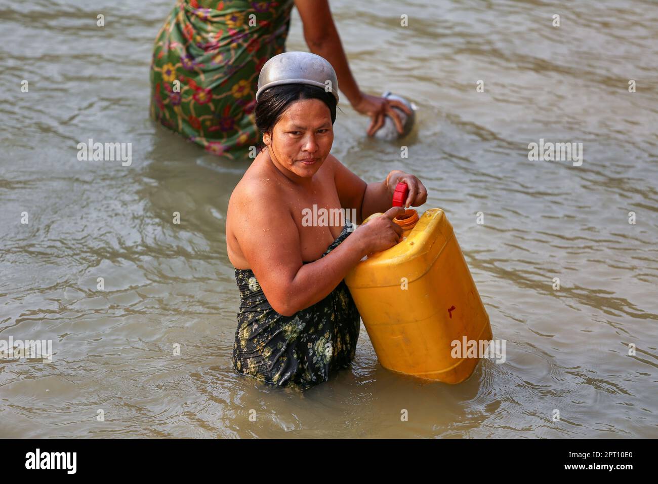 Donne birmane che fanno il bagno e lavano durante l'onda di calore del sud-est asiatico, la vita lungo il fiume Irrawaddy, i record delle onde di calore, il più grande canale d'acqua del Myanmar (Birmania) Foto Stock