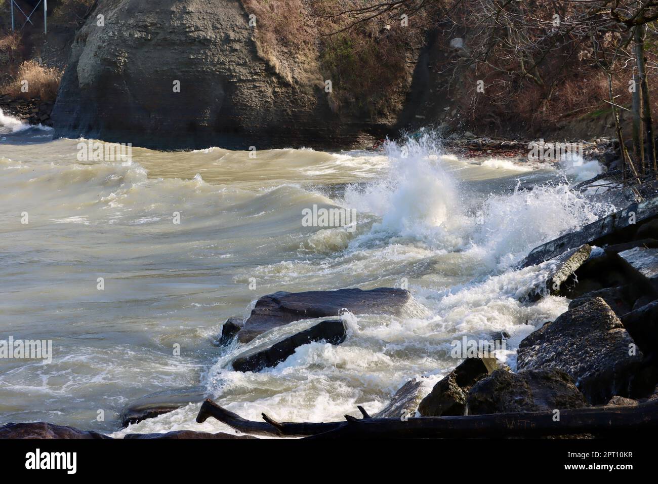 Costa che erode le onde del lago Erie che colpiscono la riva a Lakewood Park, a ovest della città di Cleveland, Ohio Foto Stock