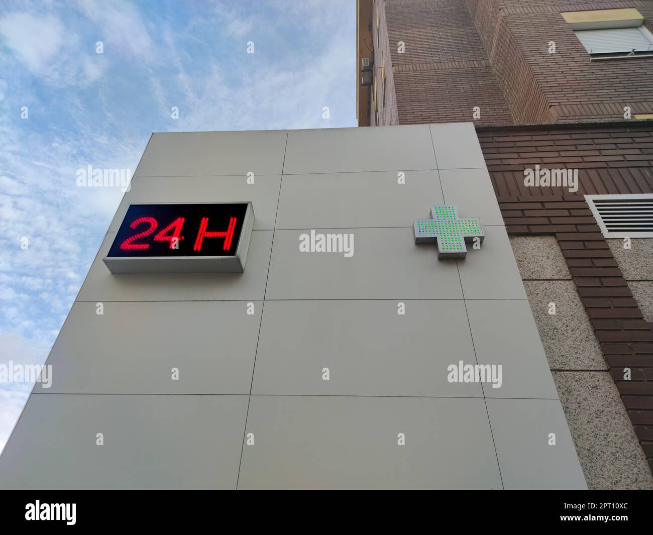 parete della farmacia aperta 24 ore su 24. Edificio isolato sopra il cielo  blu Foto stock - Alamy