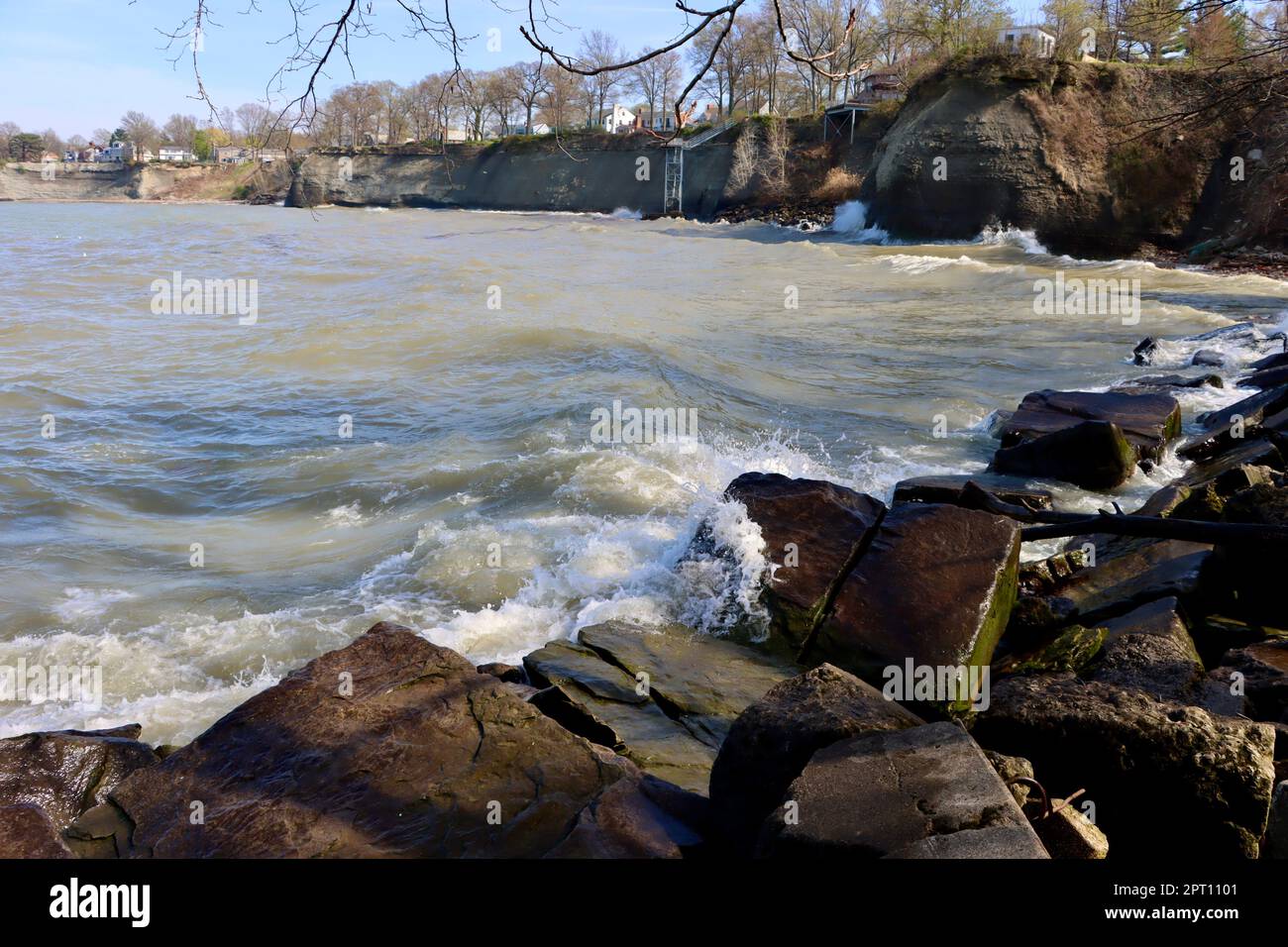 Costa che erode le onde del lago Erie che colpiscono la riva a Lakewood Park, a ovest della città di Cleveland, Ohio Foto Stock