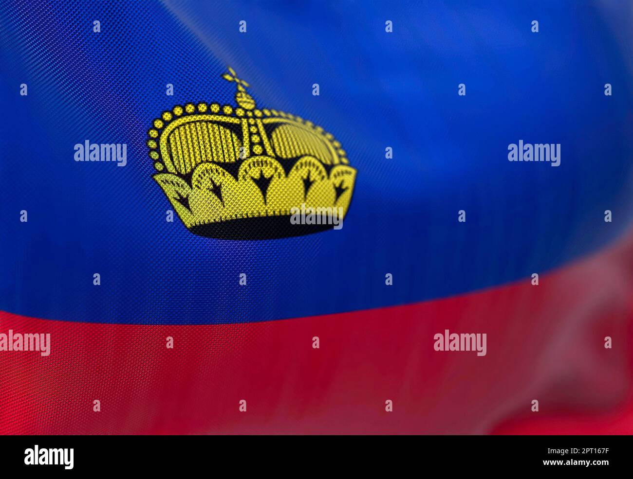 Vista ravvicinata dell'ondulazione della bandiera nazionale del Liechtenstein. Il Principato del Liechtenstein è uno Stato dell'Europa centrale. Sfondo a trama di tessuto. Se Foto Stock