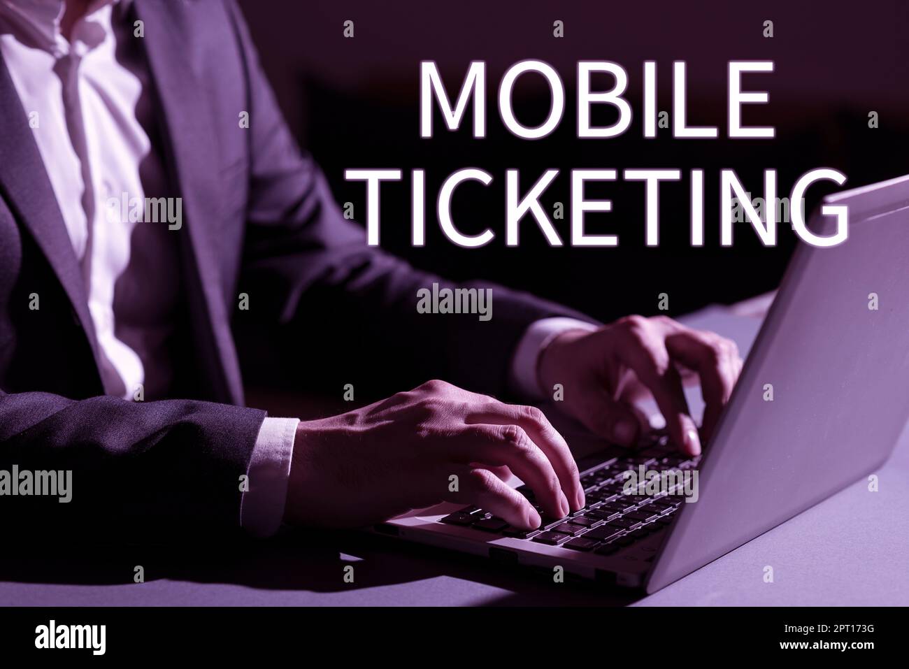 Cartello che mostra Mobile Ticketing, i biglietti Business idea arrivano come un messaggio di testo con uno speciale codice a barre Foto Stock