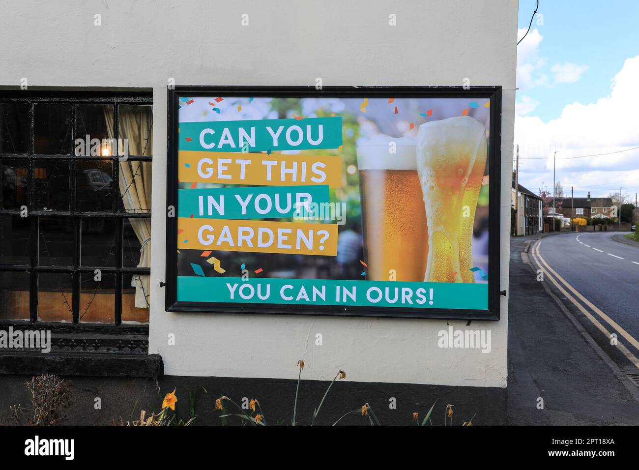 Un cartello che fa pubblicità a un giardino all'aperto di un pub britannico o di una casa pubblica che dice "si può ottenere questo nel vostro giardino - si può nel nostro!", Inghilterra, Regno Unito Foto Stock