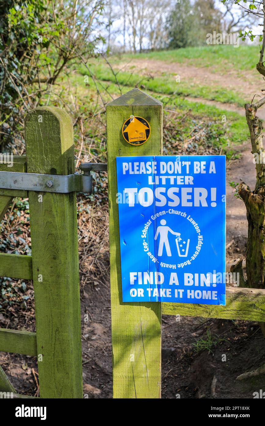 Un cartello su un post di legno che dice "non essere un lanciatore di cucciolata" e "trova un bidone - portalo a casa", una campagna anti-figliata, Inghilterra, Regno Unito Foto Stock