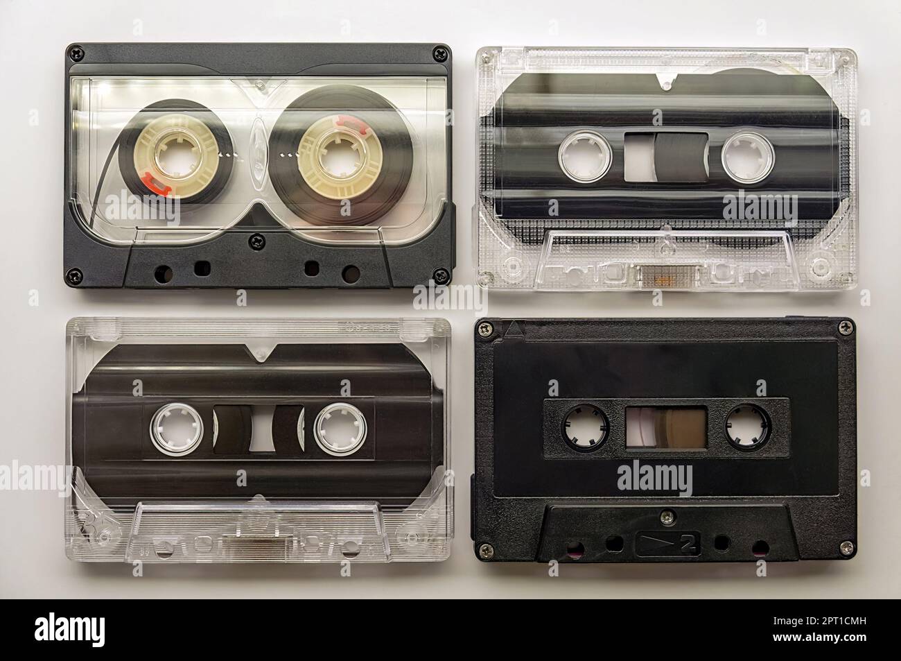 Obsoleta tecnologia di registrazione e riproduzione di cassette audio, vista dall'alto. Sottofondo musicale in stile retrò anni '80. Foto Stock